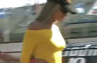 Donna con porno films completi i capelli castani cavalca un cazzo di suo.