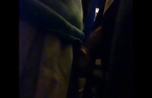 Una ragazza che indossa calze cazzo con un ragazzo film porno integrali gratis calvo.