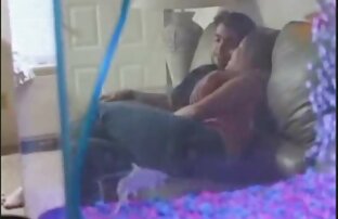 XXX Una ragazza con gli occhiali che fare video porno intero gratis con un grande pene.