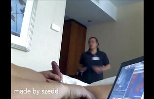 XXX Si masturba con un dildo. film adulti completi